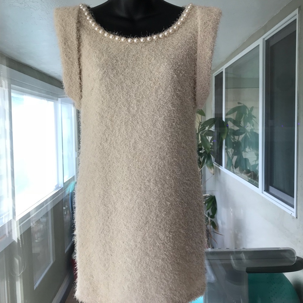 Trapeze dress with pearl necklace